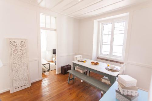 Bairro Alto Living 2BDR Duplex by LovelyStay