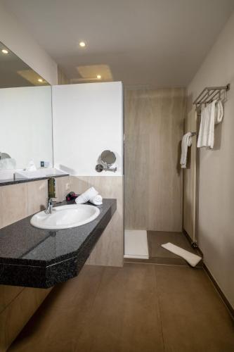 een badkamer met een wastafel en een douche bij Hotel-Restaurant Dimmer - Mullerthal in Wallendorf pont