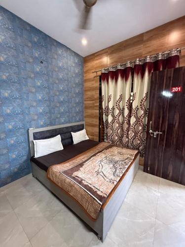 a bedroom with a bed with a wooden wall at Kirpalu haridham hotel in Vrindāvan