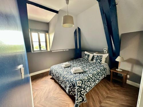 a small bedroom with a bed and a window at Le Bristol - Gîtes Canal & Chenier, proche gare in Carcassonne