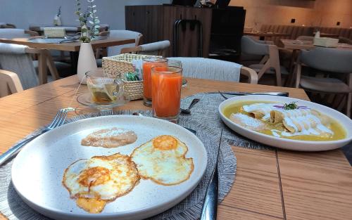 Makanan di atau di tempat lain dekat hotel