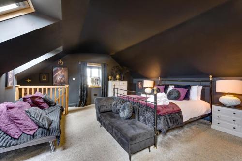 a bedroom with a bed and a couch at 1 Bed in Richmond oc-93264 in Richmond