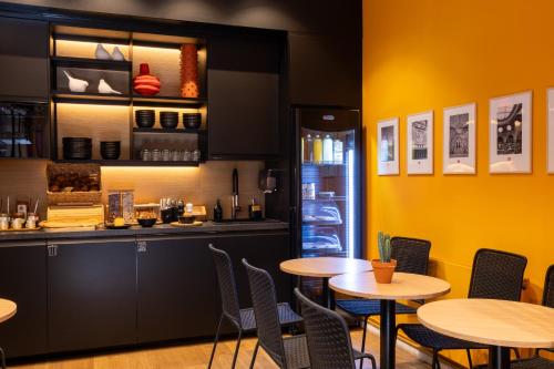 un ristorante con tavoli, sedie e un bancone di Korner République a Parigi
