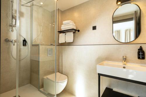 un bagno con doccia, WC e lavandino di Korner République a Parigi