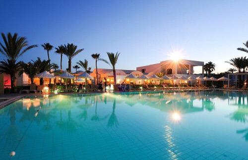 ein großer Swimmingpool vor einem Ferienresort in der Unterkunft Riad Meninx in Bin Rhilouf