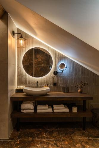 a bathroom with a sink and a mirror at Hoeve BuytenHout in Delft
