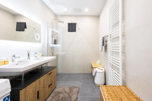 High-End 3 Bedroom Apartment l Free Parking l AC in Every Room l Sleeps 11