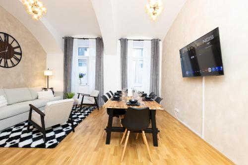 High-End 3 Bedroom Apartment l Free Parking l AC in Every Room l Sleeps 11