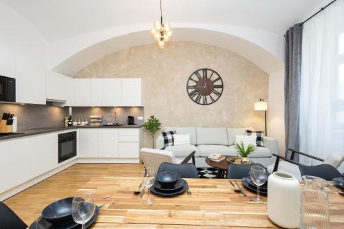 High-End 3 Bedroom Apartment l Free Parking l AC in Every Room l Sleeps 11