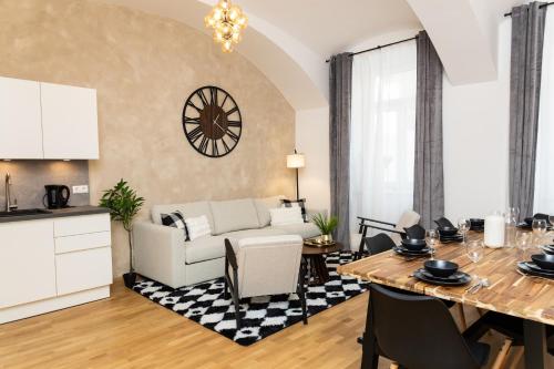 High-End 3 Bedroom Apartment l Free Parking l AC in Every Room l Sleeps 11