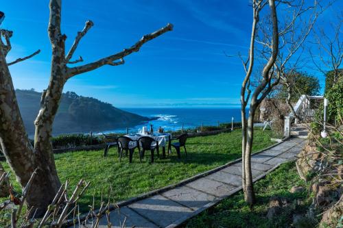 a table with a view of the ocean at Luaña Beach House in Cóbreces