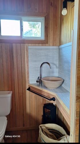 a bathroom with a sink and a toilet at Cabaña Tu Refugio in Paraná