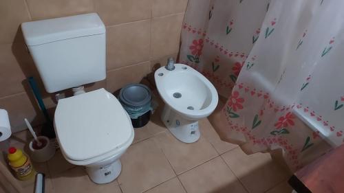 a bathroom with a toilet and a bidet at Departamento Rincon de Paz in Colón