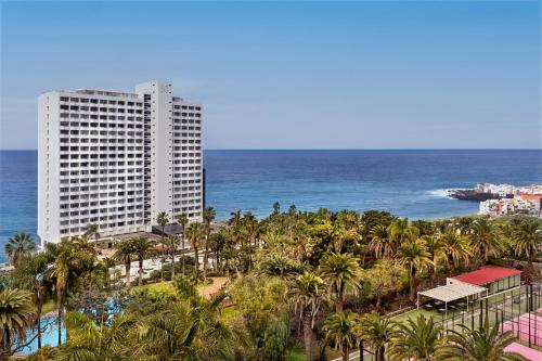Luftaufnahme eines Ferienresorts mit Palmen und dem Meer in der Unterkunft Precise Resort Tenerife in Puerto de la Cruz