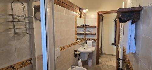 a small bathroom with a toilet and a sink at Agriturismo Papaveri e Papere in Saludecio