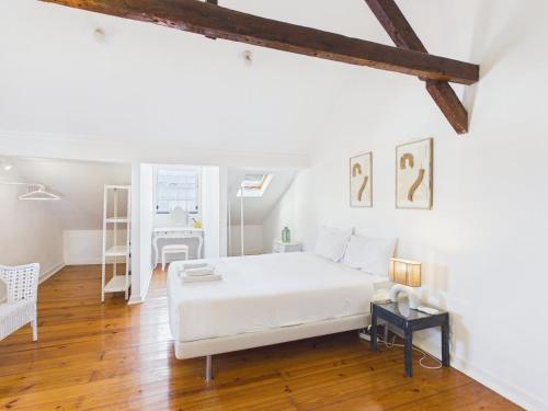 Bright 2BR Alfama Apartment w/ AC | By Airnest