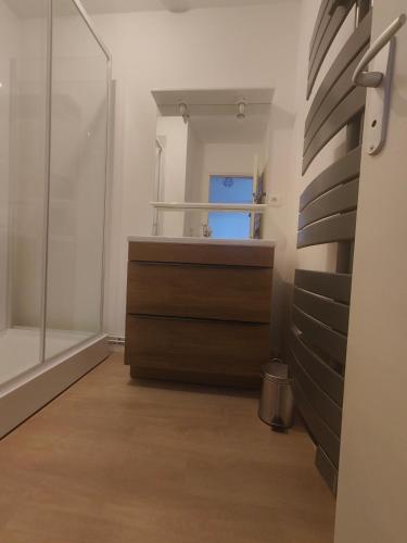 a room with a dresser and a glass wall at La Clé des Vignes 1 in Roye