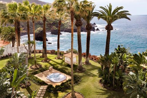 Luftaufnahme eines Ferienresorts mit Palmen und dem Meer in der Unterkunft Precise Resort Tenerife in Puerto de la Cruz