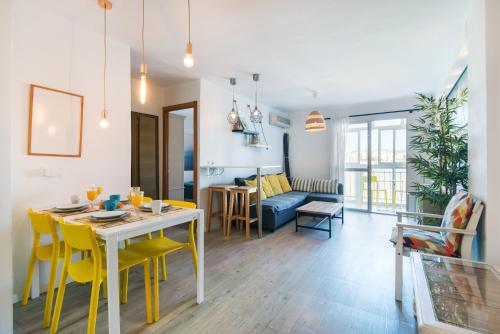 Sunny apartment next to the Beach ZE1