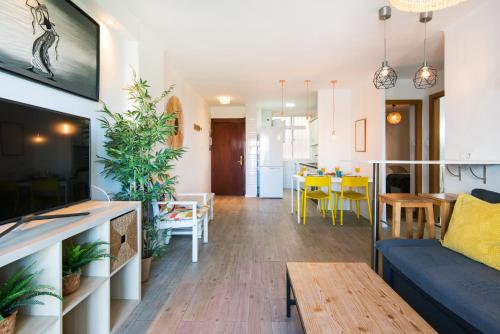 Sunny apartment next to the Beach ZE1