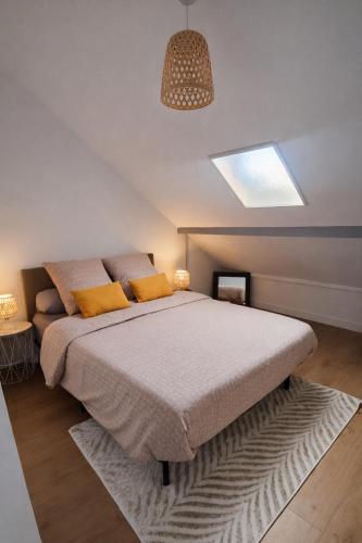 a bedroom with a large bed with yellow pillows at Maison spacieuse 8 pers 4 ch A31 EV in Rolampont