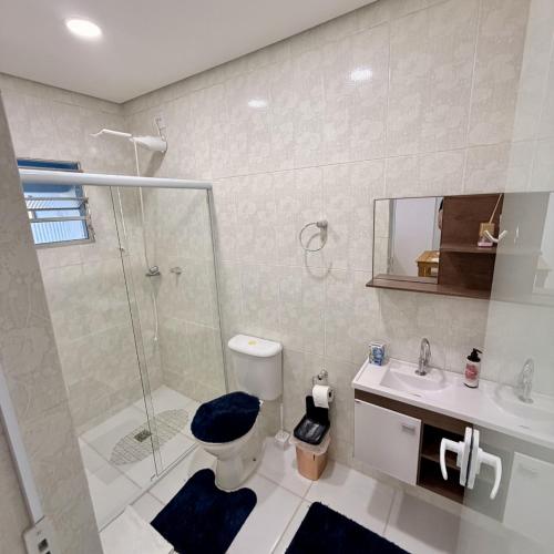 a bathroom with a shower and a toilet and a sink at Quarto Tema Praia - Top Country Ranch in Boituva