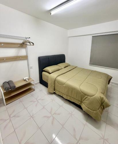 a bedroom with a bed and a flat screen tv at Kuala Terla Cameron Cozy Home - Self Check-in in Kampung Kuala Terla