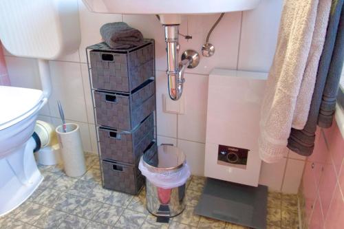 a bathroom with a toilet and a sink at Ruhiges Apartment am Stadtrand in Kevelaer