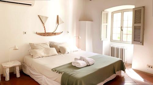 Monsora guesthouse for 10 guests in Fira