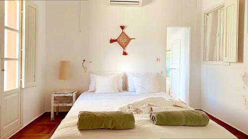 Monsora guesthouse for 10 guests in Fira