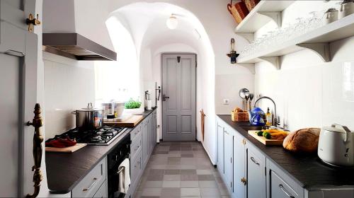Monsora guesthouse for 10 guests in Fira