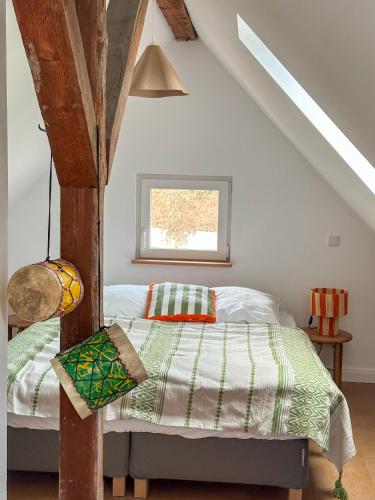 a bedroom with a bed and a window at Zita Ferienhäuser - Ferienhaus Burgi in Neckargemünd