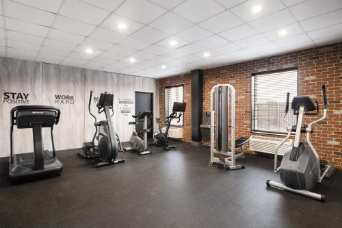 a gym with several treadmills and exercise bikes at Aiden by Best Western Newark Airport in Newark