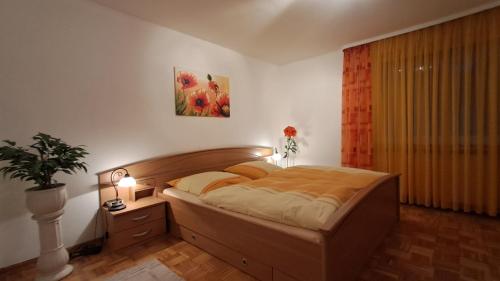 a bedroom with a bed and a potted plant at Kurpark Domizil in Altenau