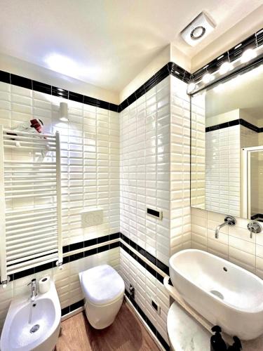 a bathroom with a sink and a toilet and a tub at Camilla Garden in Pisa