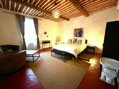 Llit o llits en una habitació de Le Mas d’Aloha