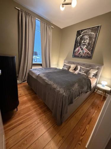 a bedroom with a bed and a large window at Perfekte Wohnung mit Vollausstattung in Kiel