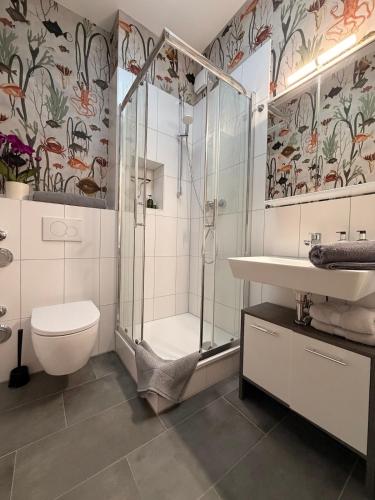 a bathroom with a shower and a toilet and a sink at Perfekte Wohnung mit Vollausstattung in Kiel