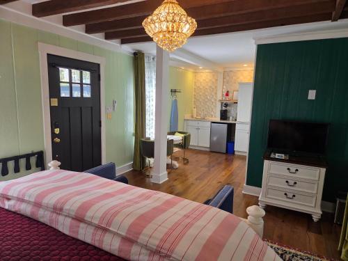 a bedroom with a bed and a television and a kitchen at Thomas Weihs Haus in Savannah