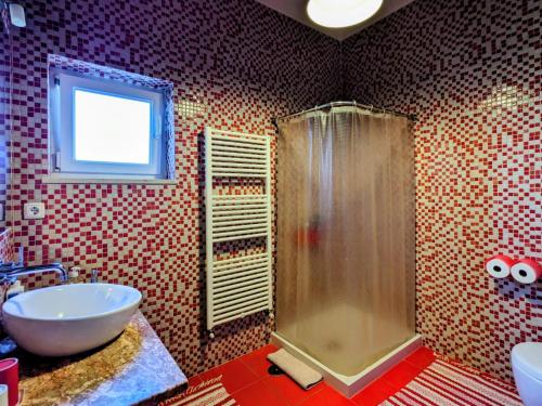 a bathroom with a shower and a sink at Casa de Maria in Cotovia