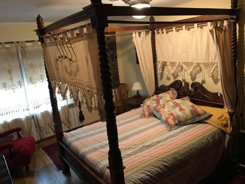 um quarto com uma cama de dossel em Casa Santiuste em Corduente