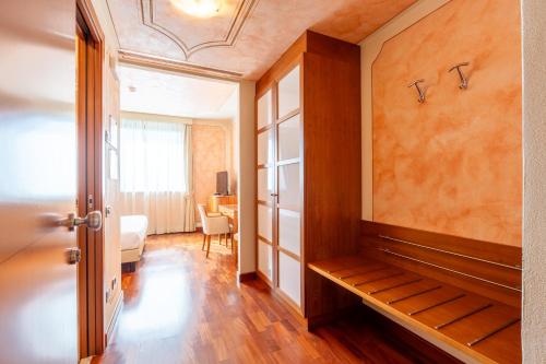 a room with a hallway with a door and a bedroom at Grand Hotel del Parco in Stezzano
