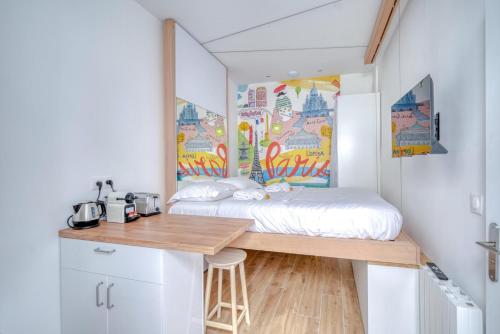 Tiny studio canal st martin Buttes Chaumont