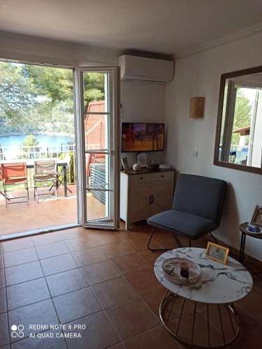 Appartement lumineux avec piscine, mer et lac