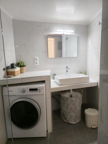 Central Athens Home by Rod, 2BR for 5, Near 2 Metro Stations