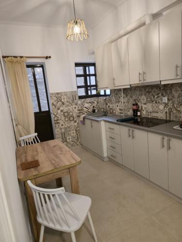 Central Athens Home by Rod, 2BR for 5, Near 2 Metro Stations
