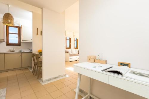 una cucina e un soggiorno con lavandino e bancone di Mikro Livadi Special Lodges - Has an Eco Salt water pool - 150m from the beach a Episkopi