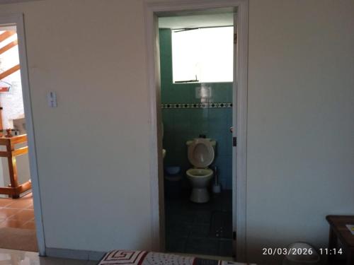 a bathroom with a toilet and a window at Hospedaje Las Garzas in Ibarra