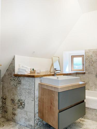 a bathroom with a sink and a mirror at Gästehaus am Schloss in Schwebheim