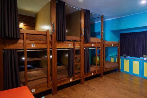 a room with two bunk beds with a tv at Wild Rover La Paz in La Paz